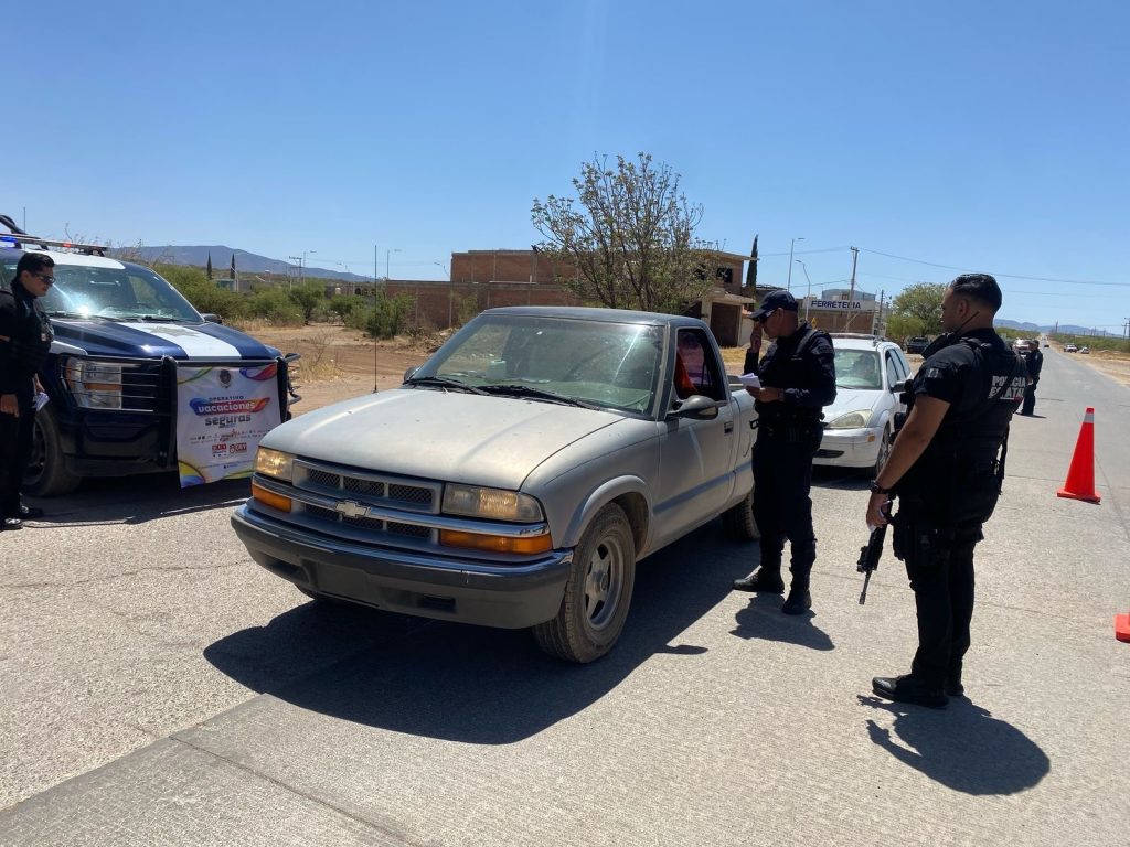 Personal de seguridad y vialidad comparte información a conductores.