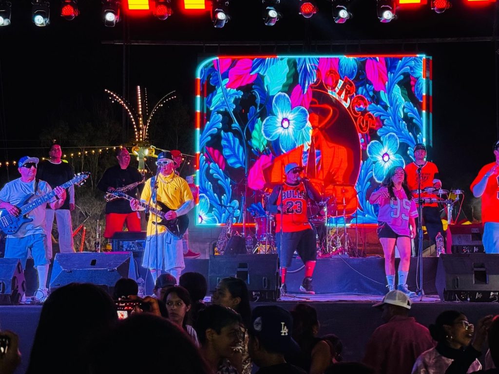🎶 “Noche de Éxitos: Los Iniciadores de Chicos de Barrio encienden la pista con cumbia y nostalgia”