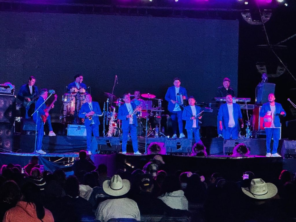 Una noche de alegría y música con Tropicalisimo Apache