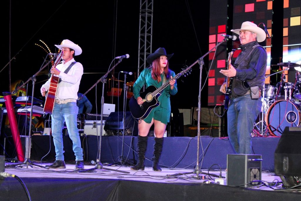 Lupe borbon y la banda corona del Rey en el teatro del pueblo.