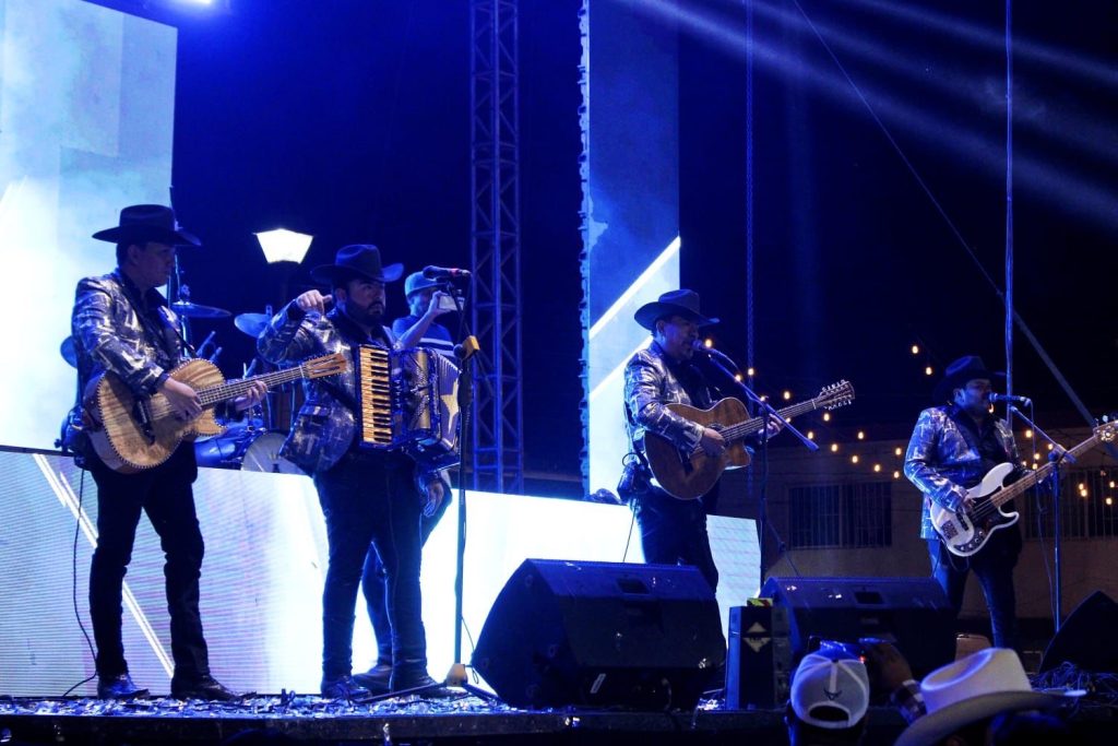 Los Canelos de Durango en la feria de Vicente Guerrero.