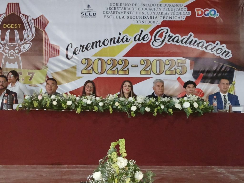 La Presidenta Municipal Juanita Acevedo acompaña a los egresados en sus ceremonias de graduación
