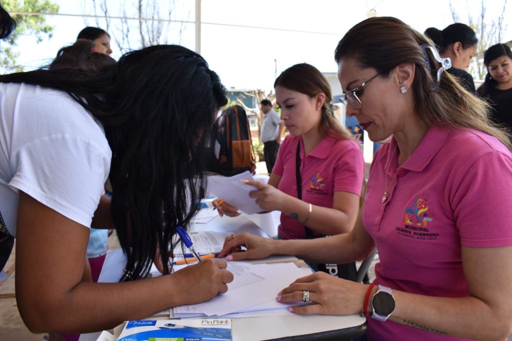 El DIF Municipal apoya a las niñas y niños con entrega de mochilas en este regreso a clases.